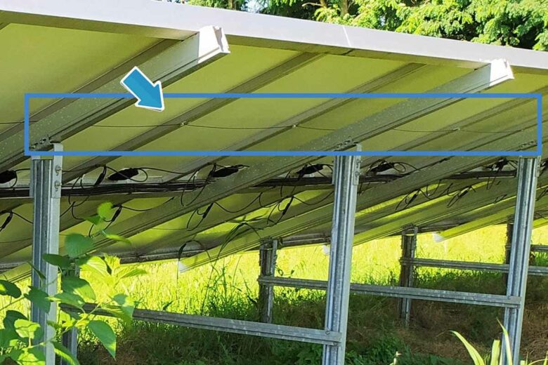 Le système de protection de panneaux solaires Naria Sécurity se présente comme une chaine de protection en fibre optique polymère, que l'on attache à l'arrière des panneaux.
