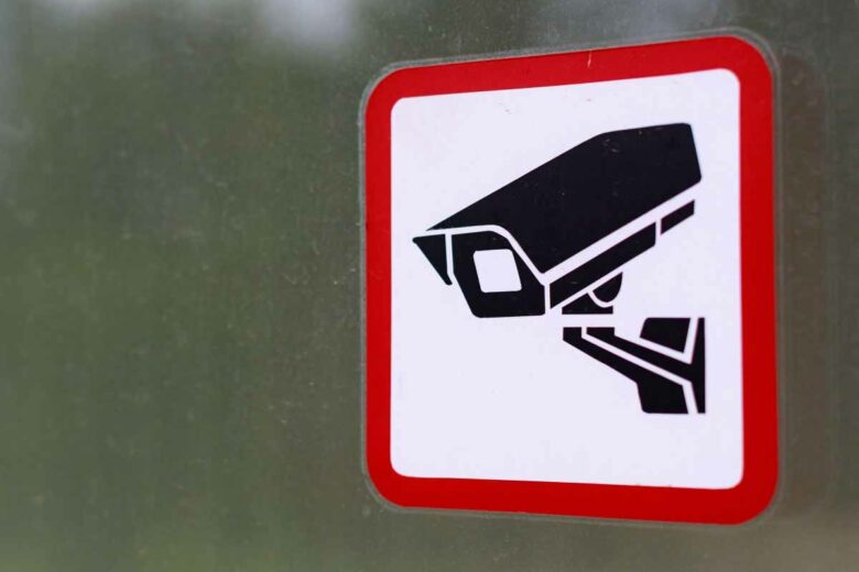 La signalisation de présence de caméras de surveillance peut être dissuasive.