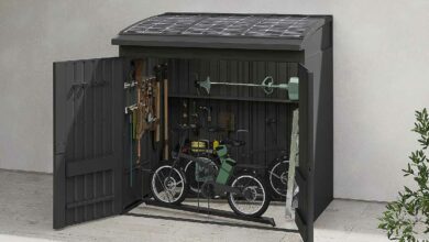 Un abri de jardin innovant qui possède des panneaux solaires afin de recharger vos outils de jardin à batterie.