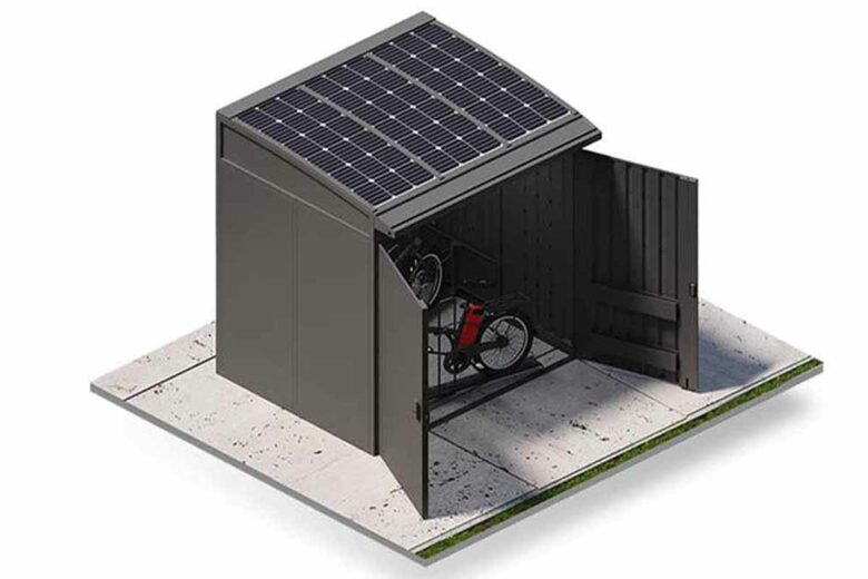 Un abri avec des panneaux solaires, pour ranger et recharger vos outils de jardin.