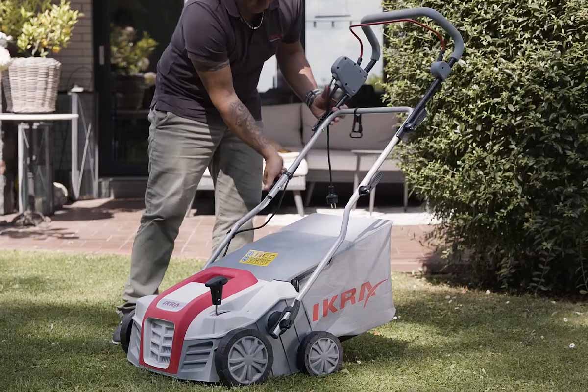 Un scarificateur électrique pour entretenir sa pelouse et garder un beau gazon.