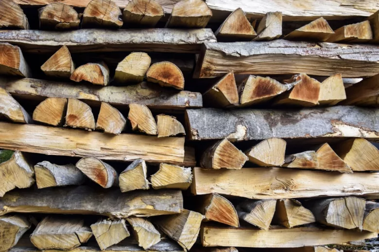 Le rangement et le stockage du bois de chauffage relève parfois d'un véritable jeu de construction. 