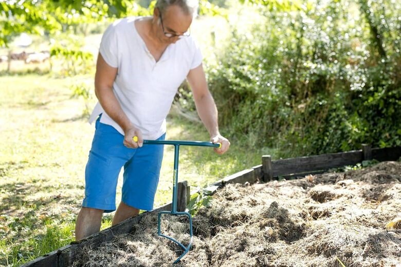 Aérer le compost, un geste indispensable pour un terreau équilibré et sain. 