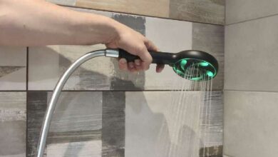 Un pommeau de douche Hydrao change de couleur.