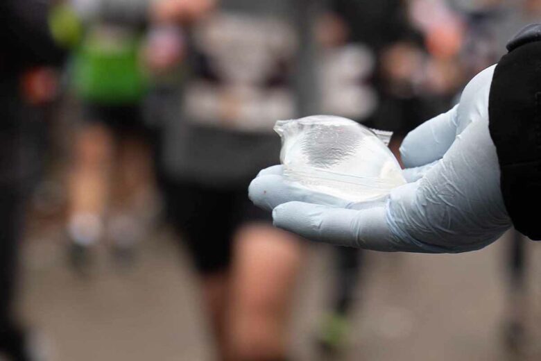 La bulle d'eau Ooho distribuée aux coureurs lors d'un événement sportif aux Pays-Bas.