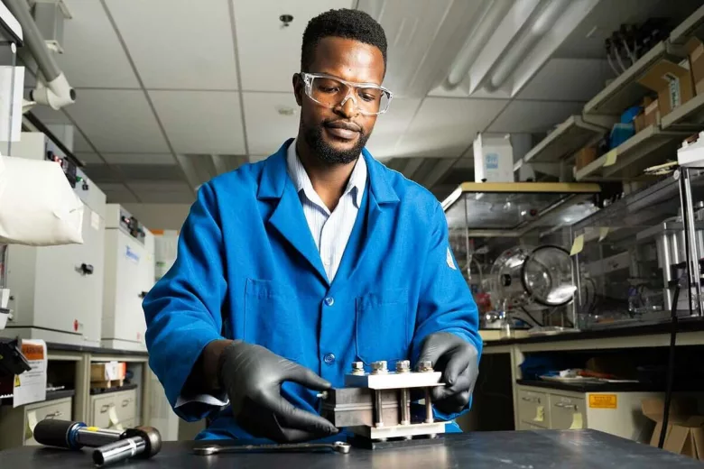 Gabriel Nambafu, auteur principal de l'étude, assemble une batterie qui servira aux test.