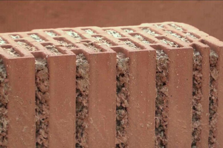 Une brique de la gamme Unipor Coriso (en coupe) où l'on peut voir le matériau isolant à l'interieur.