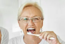 L'invention d'une poignée de brosse à dents adaptée aux malades de Parkinson.