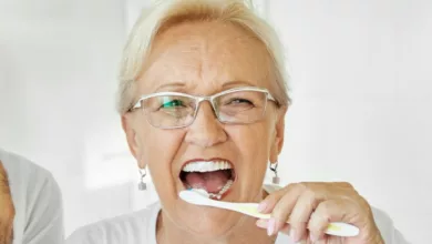 L'invention d'une poignée de brosse à dents adaptée aux malades de Parkinson.