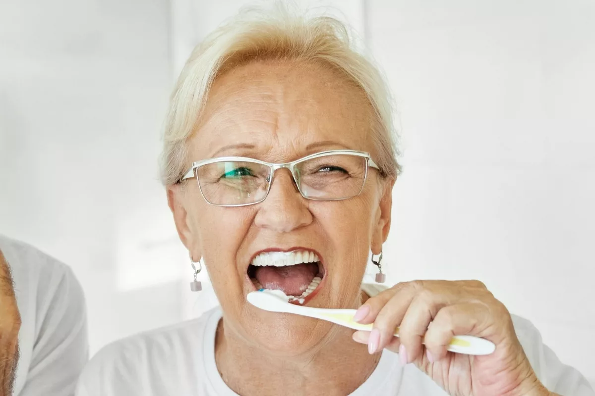 L'invention d'une poignée de brosse à dents adaptée aux malades de Parkinson.