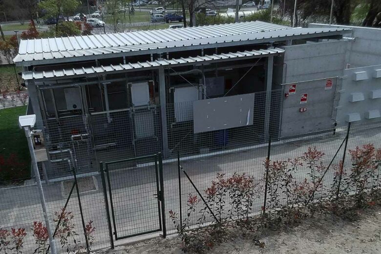 La chaudière à hydrogène vert est installée dans un bâtiment à l'écart pour des raisons de sécurité.