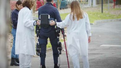 Le prototype de l'exosquelette porté par un patient qui participe aux essais.