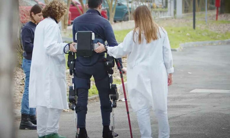 Le prototype de l'exosquelette porté par un patient qui participe aux essais.