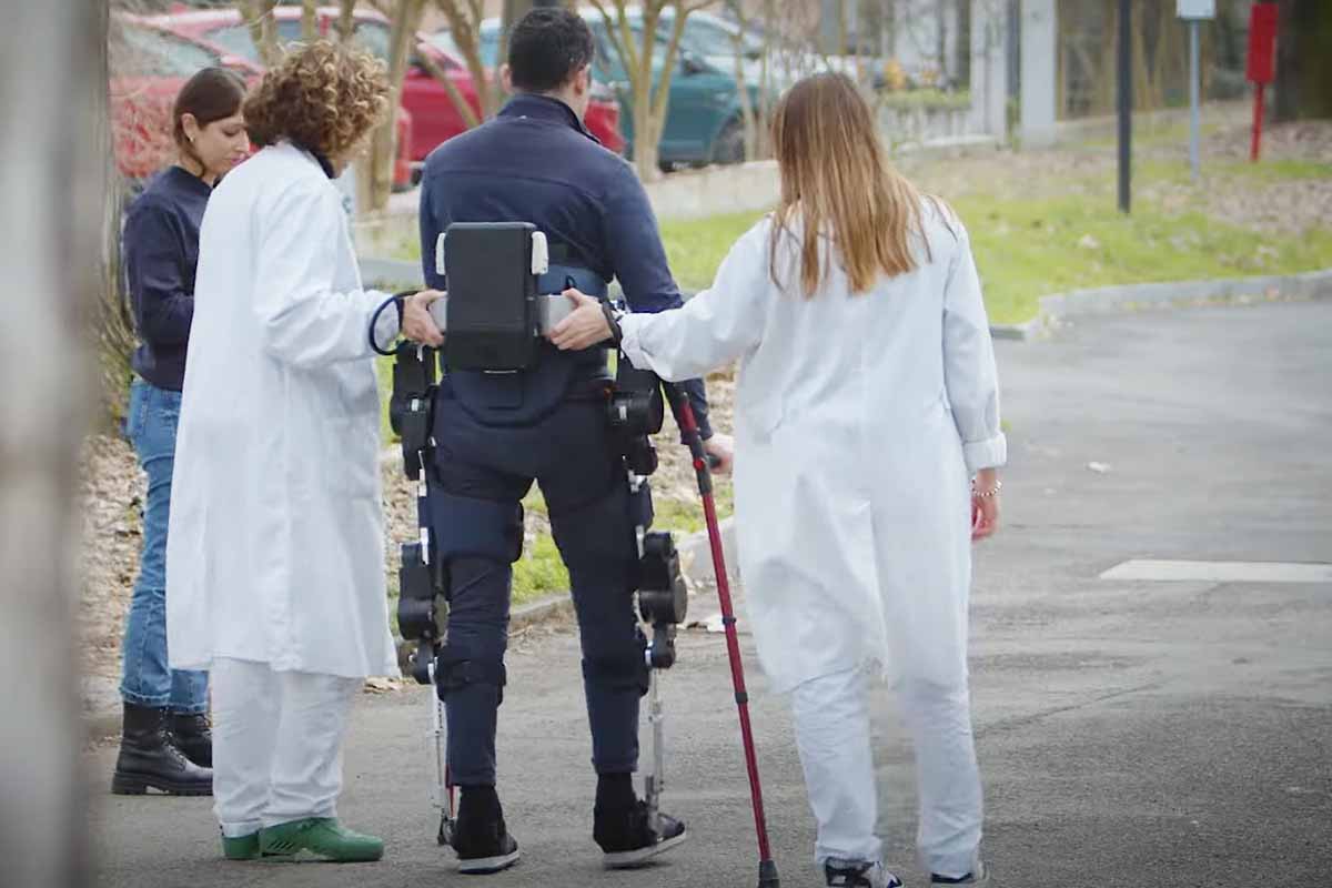 Le prototype de l'exosquelette porté par un patient qui participe aux essais.