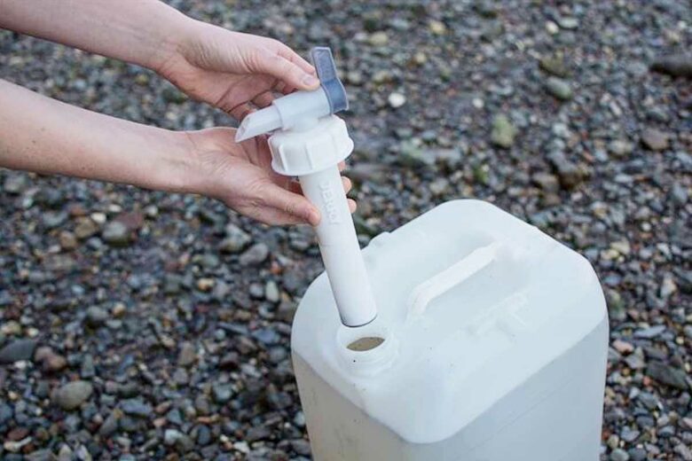 L'invention d'un filtre pour rendre l'eau potable qui s'adapte aux jerricans.