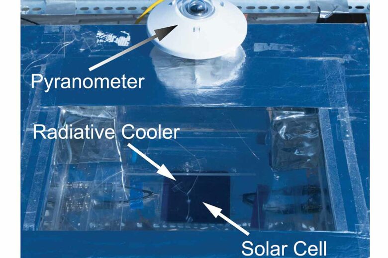 Montage expérimental du refroidissement radiatif et de la production d'énergie solaire simultanés.