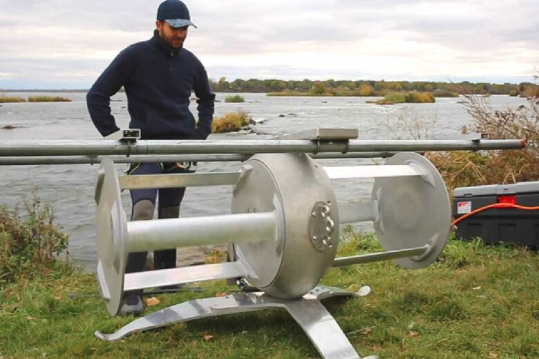 La turbine en fonctionnement génère de l'électricité grâce au cours d'eau.