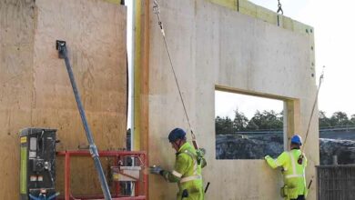 Des murs sandwich hybrides préfabriqués en béton et bois avec une couche isolante.