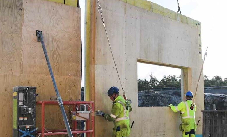 Des murs sandwich hybrides préfabriqués en béton et bois avec une couche isolante.