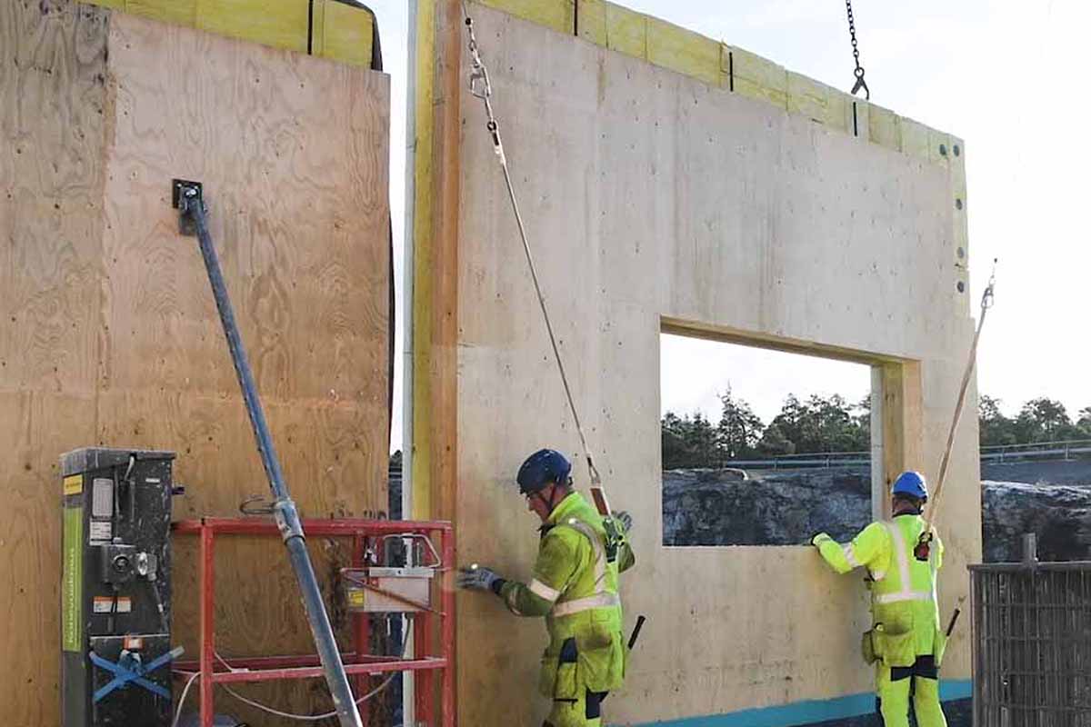 Des murs sandwich hybrides préfabriqués en béton et bois avec une couche isolante.