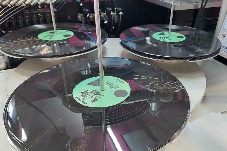 Des disques vinyles qui sortent des presses.