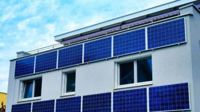 Des panneaux solaires sur la façade d'un bâtiment.