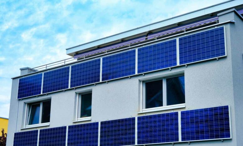 Des panneaux solaires sur la façade d'un bâtiment.