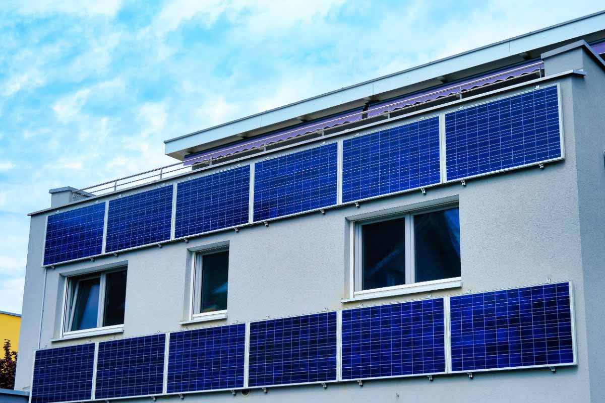 Des panneaux solaires sur la façade d'un bâtiment.