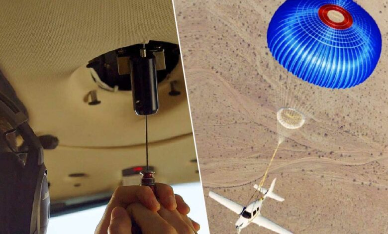 Le parachute intégré à l'avion se déploie en tirant une poignée en forme de T positionnée sur le plafond de l'appareil.