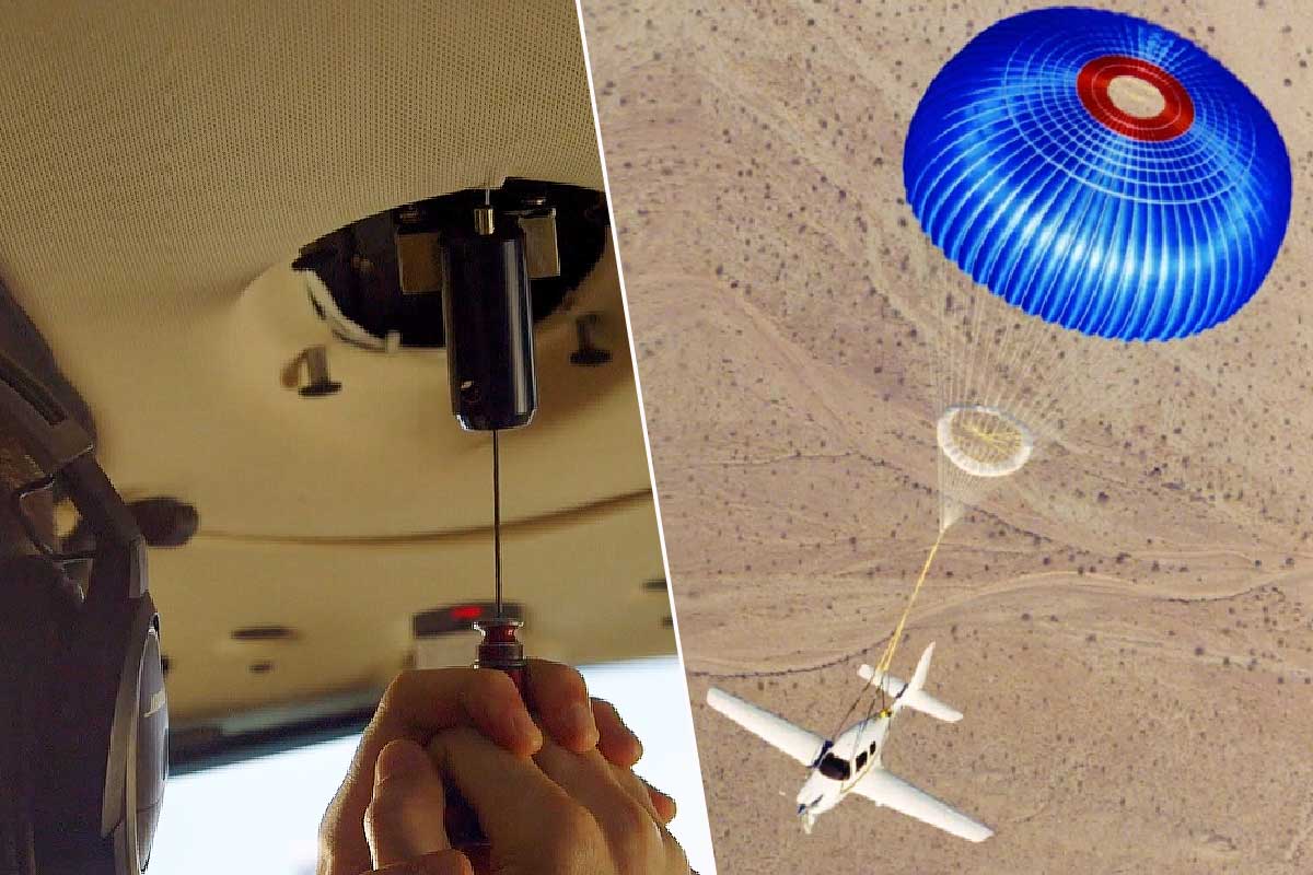 Le parachute intégré à l'avion se déploie en tirant une poignée en forme de T positionnée sur le plafond de l'appareil.