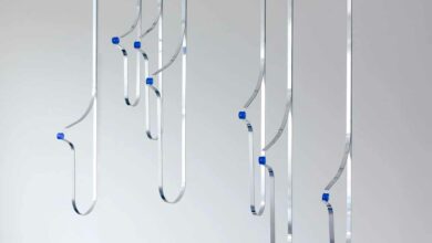 Le designer Néerlandais Sander Hagelaar a créé le Fluid Current, une œuvre ou les gouttes d'eau allument des lumières.