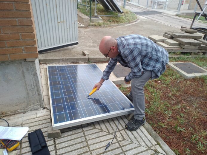 Contrôle des barres omnibus sur un panneau solaire.