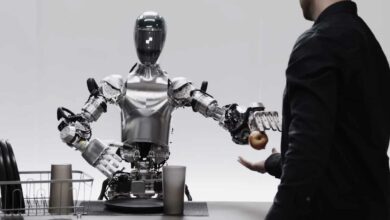 Le robot Figure 01 donnant une pomme à son interlocuteur.