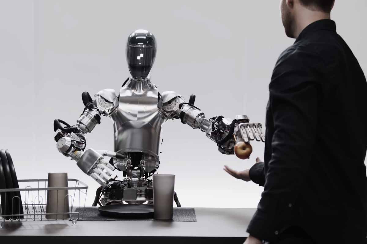 Le robot Figure 01 donnant une pomme à son interlocuteur.