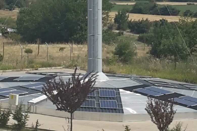 Les tours solaires peuvent intégrer des modules photovoltaïques pour une énergie diurne supplémentaire et la chaleur du générateur photovoltaïque est utilisée dans la tour solaire.