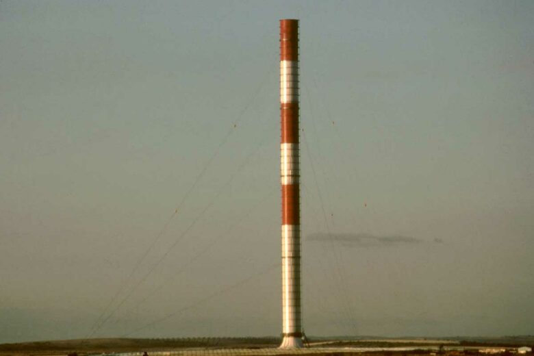 Prototype de centrale SUT à Manzanares, Espagne, vu d'un point situé à 8 km au sud.