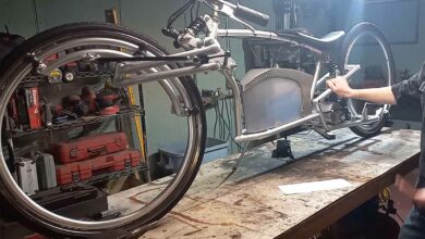 Un youtubeur Américain fabrique lui-même son vélo électrique sans rayons ni moyeux.
