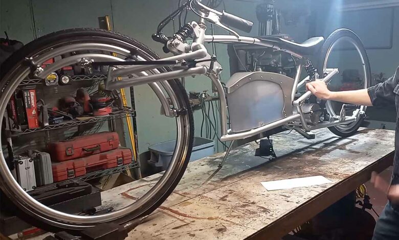 Un youtubeur Américain fabrique lui-même son vélo électrique sans rayons ni moyeux.