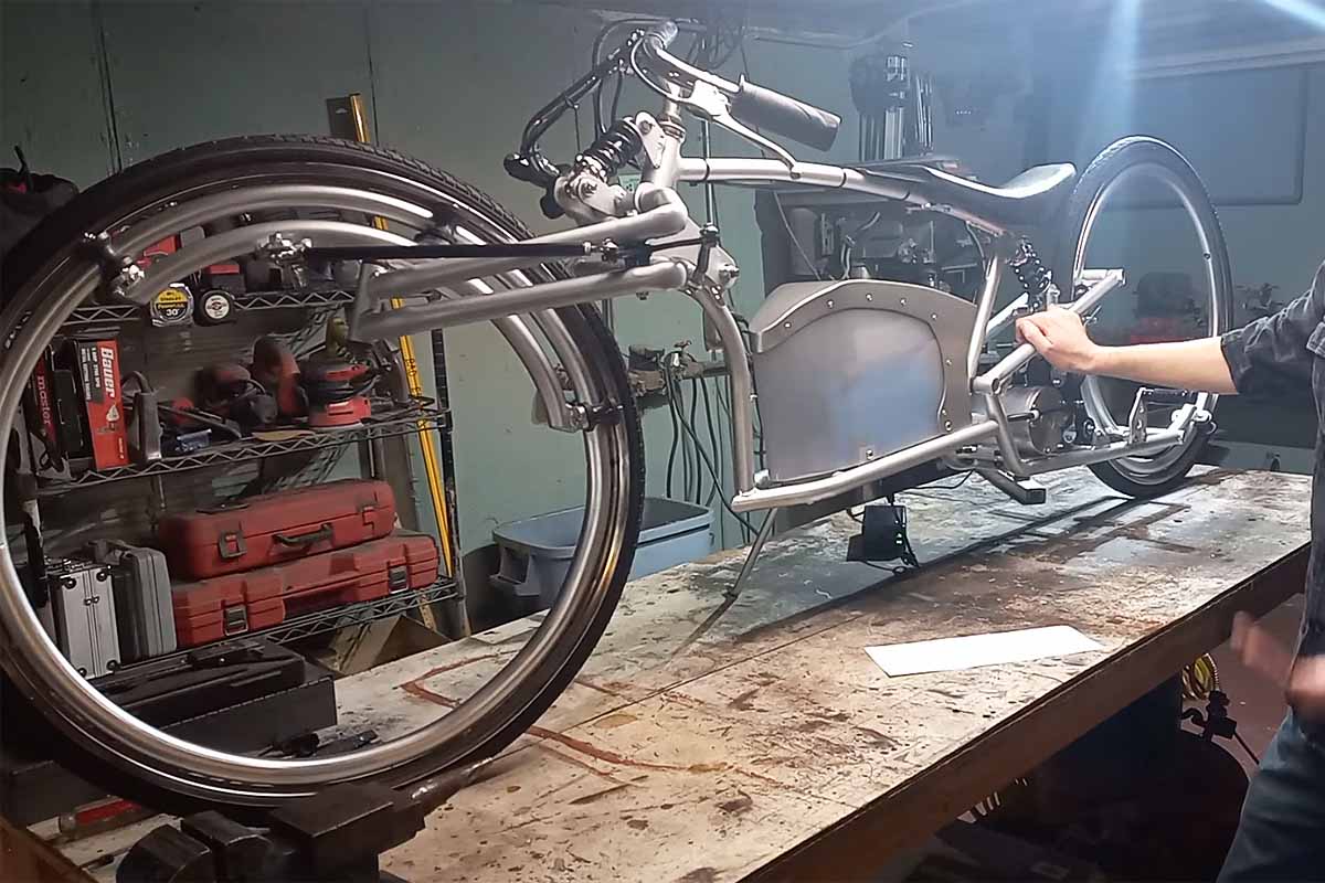 Un youtubeur Américain fabrique lui-même son vélo électrique sans rayons ni moyeux.