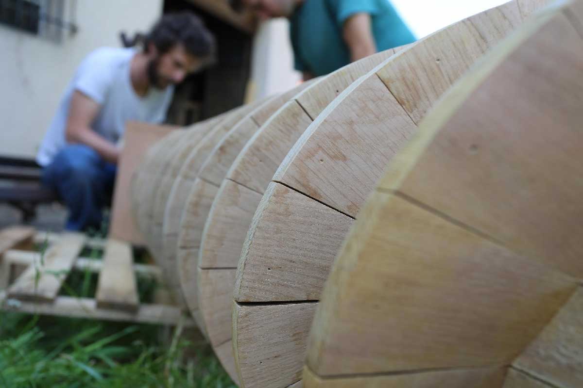 Une turbine hydro-électrique « Low Tech » en bois compatible de la vie des poissons et du transit des sédiments.