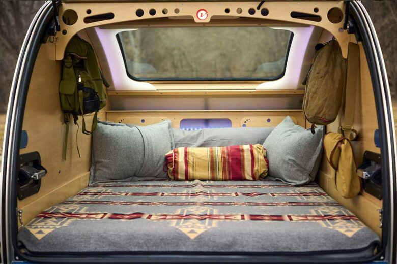 Un intérieur minimaliste pour cette mini caravane.