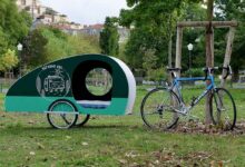 La Karavel est une mini-caravane teardrop tractable par un vélo créée par la startup Nirvana Van.
