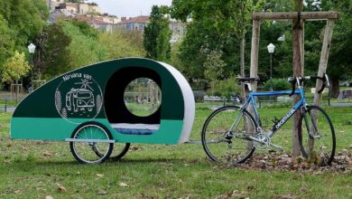 La Karavel est une mini-caravane teardrop tractable par un vélo créée par la startup Nirvana Van.