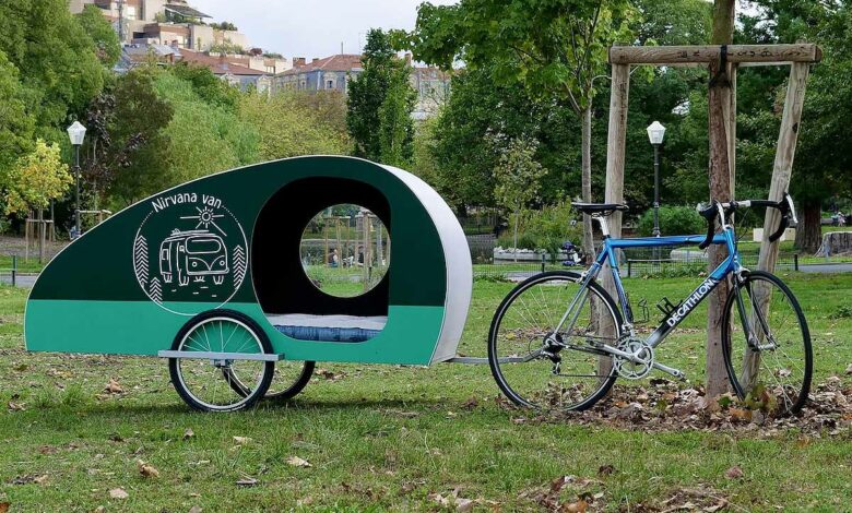 La Karavel est une mini-caravane teardrop tractable par un vélo créée par la startup Nirvana Van.