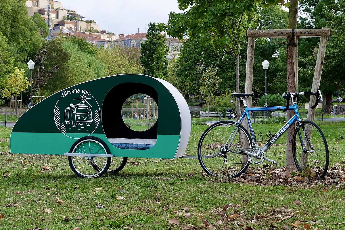 La Karavel est une mini-caravane teardrop tractable par un vélo créée par la startup Nirvana Van.