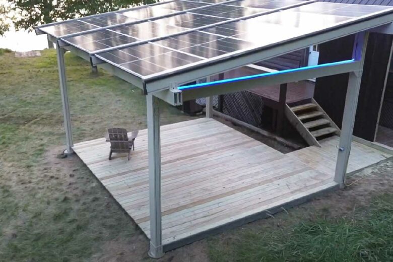 Une terrasse protégée par une pergola solaire.