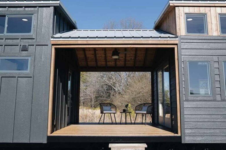 Un porche central délimite la zone couchage et la zone espace de vie dans cette tiny house.