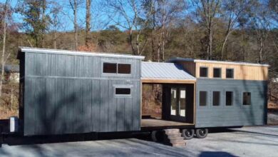 Une tiny house immense avec un porche pour séparer deux zones d'habitation distinctes.