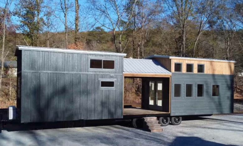Une tiny house immense avec un porche pour séparer deux zones d'habitation distinctes.