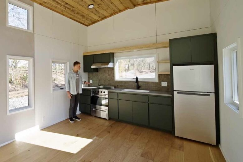 Une cuisine équipée immense dans cette tiny house gigantesque.